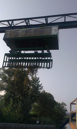 抓斗清污機